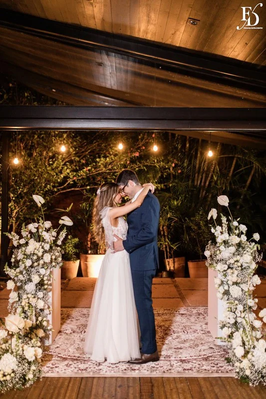 Casamento no Le Bistrot Gourmet em Porto Alegre, com decoração clássica, iluminação intimista e um projeto cheio de sofisticação com stylling europeu. Mesas com toalhas brancas, detalhes dourados, flores brancas.