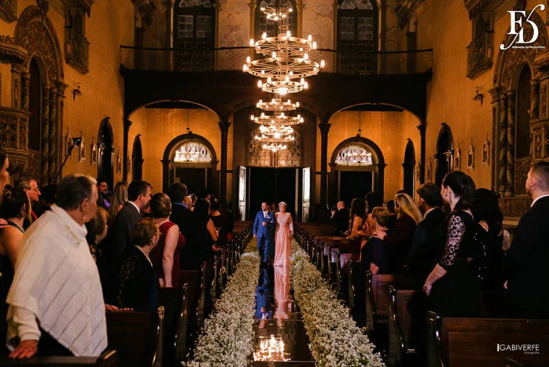 casamento com cerimônia na basílica nossa senhora das dores em porto alegre e festa na casa vetro com decoração luxuosa sofisticada exuberante em tons de rosa com parede de flores com organização projeto e cerimonial de life eventos especiais cerimonialista de casamentos em porto alegre
