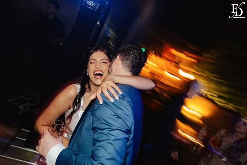 Pista de dança com névoa e luzes no casamento jovem no Dry Moments Porto Alegre