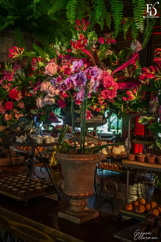 Decoração aérea com samambaias e mesas de madeira em casamento rústico chique.
