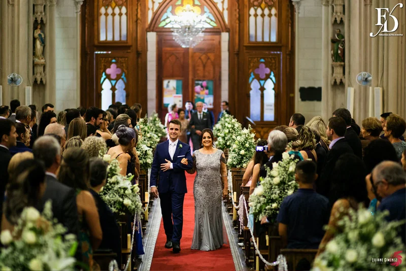 casamento com cerimônia na igreja santa teresinha da josé bonifácio em porto alegre e santissimo sacramento e recepção no salão dos espelhos do clube do comércio na andradas por life eventos especiais com decoração elegante sofisticada e luxuosa em porto alegre assessoria e cerimonial de eventos