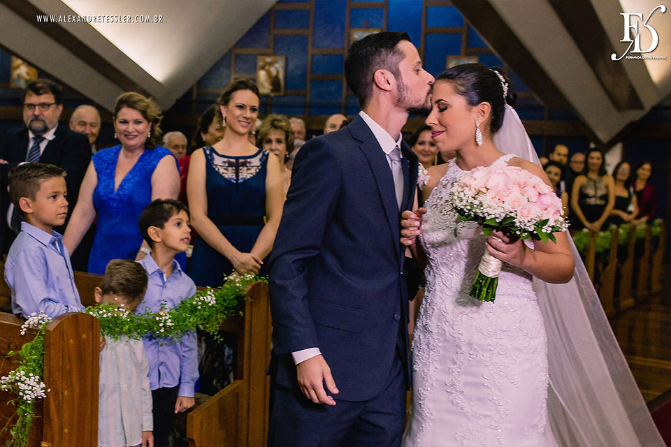 casamento com cerimônia na Igreja Nossa Senhora do Mont'Serrat na Anita Garibaldi em Porto Alegre e recepção e festa no Novotel Porto Alegre Três Figueiras na Soledade com decoração clássica dourada marrom e amarelo moderna sofisticada e contemporânea por life eventos especiais cerimonialista para casamento em porto alegre