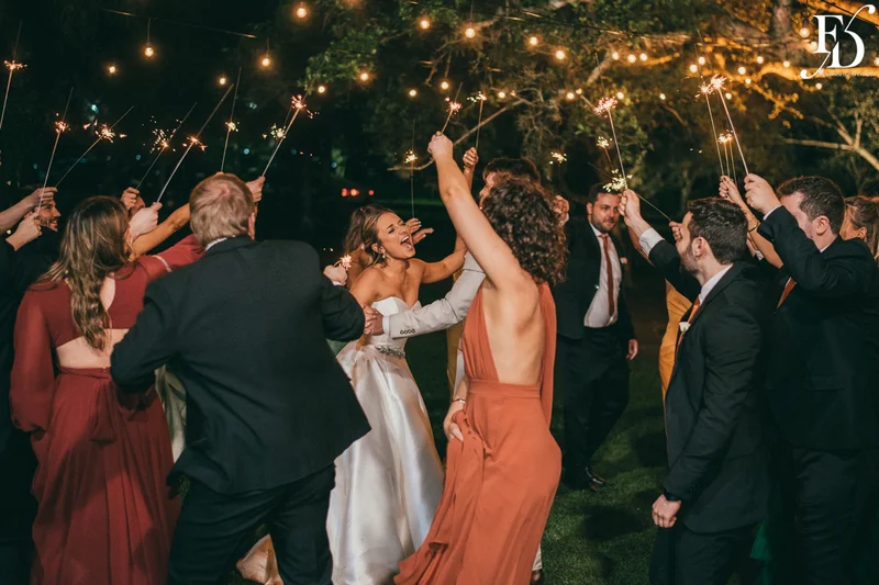 casamento realizado no alto da capela em porto alegre por life eventos especiais com cerimônia ao ar livre decoração despojada em tons terrosos e uma parede de donuts para a alegria dos convidados