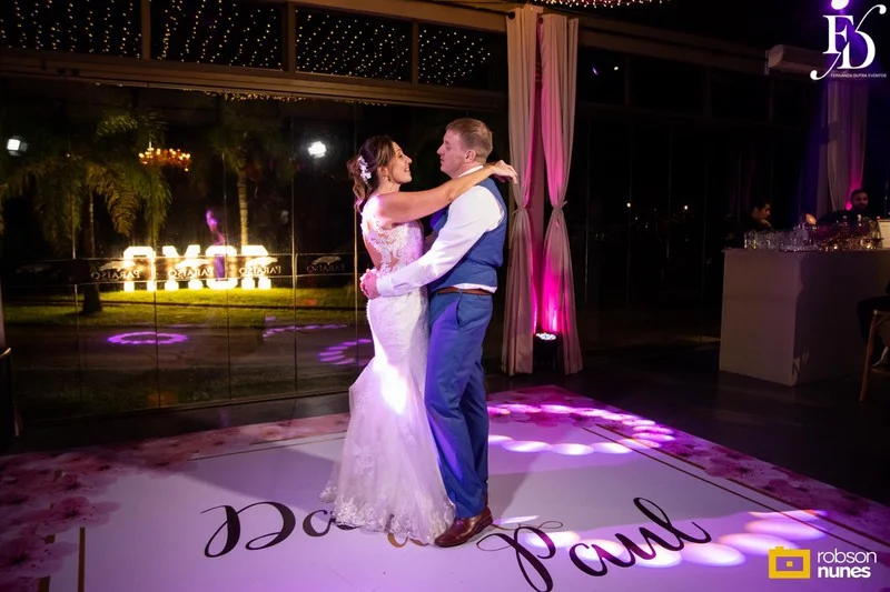 casamento destination wedding no Espaço Paraíso em Porto Alegre Alvorada Viamão noivo americano e noiva brasileira equipe bilingue de cerimonial evento com decoração romântida elegante e sofisticada em tons de rosa