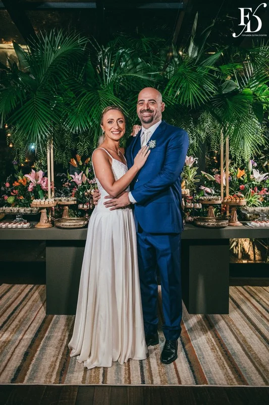 casamento realizado na igreja santa cecília em porto alegre e recepção no le bistrot gourmet com decoração colorida vibrante tropical por life eventos especiais cerimonialista de casamento em porto alegre