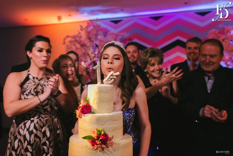 festa de aniversário de 15 anos em porto alegre realizada no foyer em grêmio náutico união gnu com decoração linda e moderna por life eventos especiais cerimonialista em porto alegre