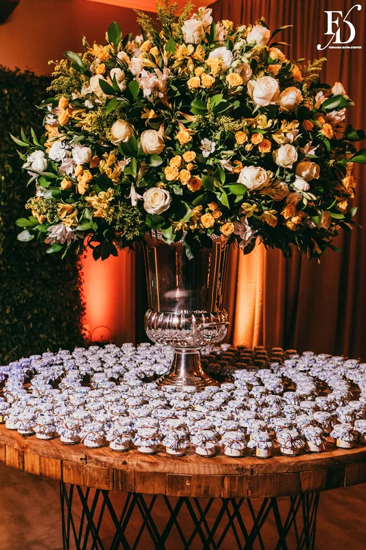 casamento na igreja nossa senhora do mont'serrat em porto alegre e festa de casamento na casa vetro em porto alegre com decoração sofisticada e luxuosa estilo clássico em dourado branco e amarelo por life eventos especiais cerimonialista de casamento em porto alegre