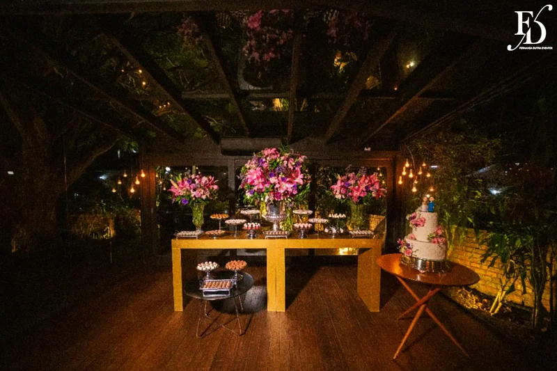 casamento realizado na igreja são pedro em porto alegre e recepção no le bistrot gourmet com decoração colorida e vibrante em rosa pink roxo e lilás