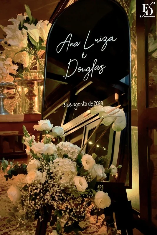 Casamento no Le Bistrot Gourmet em Porto Alegre, com decoração clássica, iluminação intimista e um projeto cheio de sofisticação com stylling europeu. Mesas com toalhas brancas, detalhes dourados, flores brancas.