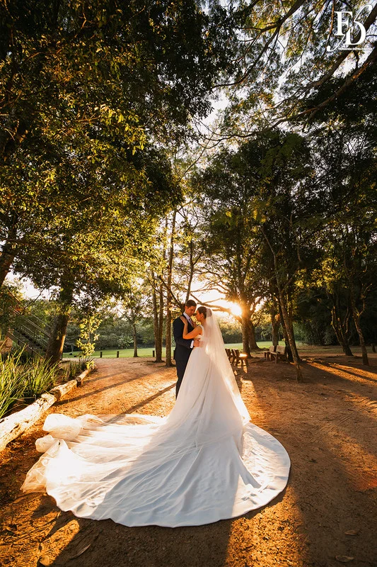 casamento com cerimônia realizada às 15h na Basílica Nossa Senhora das Dores em Porto Alegre e recepção no Alto da Capela. Coquetel na área externa embalado com jazz e por-do-sol, jantar formal, decoração exuberante e linda, em estilo botânico e muitas cores, luxuoso e lindo, por Life Eventos Especiais
