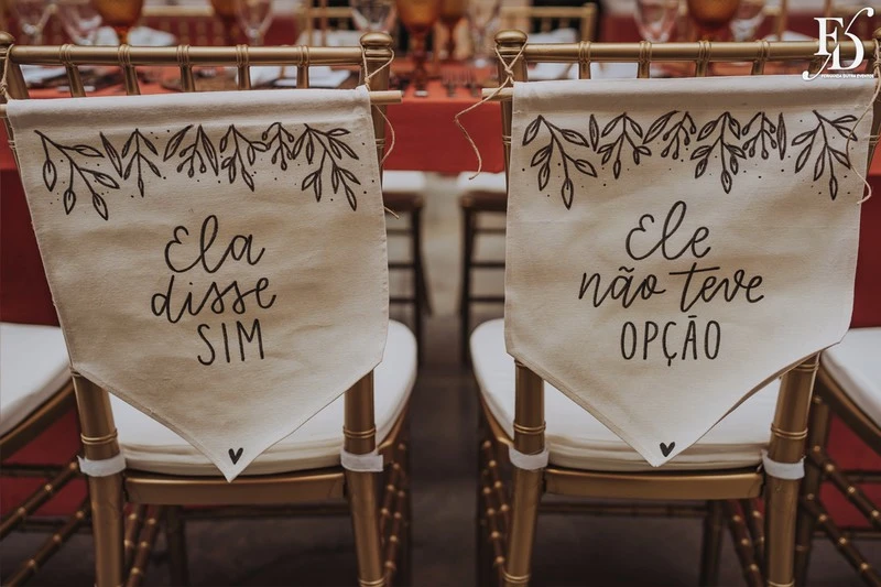 casamento no espaço paraiso em porto alegre viamão alvorada com decoração moderna boho rustico-chic em tons terrosos por life eventos especiais detalhes cadeiras noivos