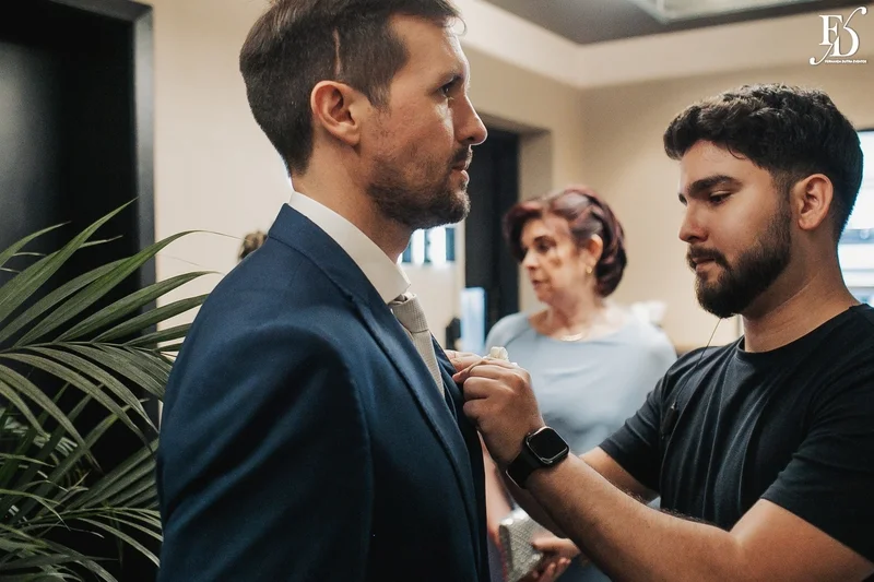 casamento mini-wedding no eat kitchen em novo hamburgo com decoração verde e branco estilo greenery cerimonial preparando o noivo