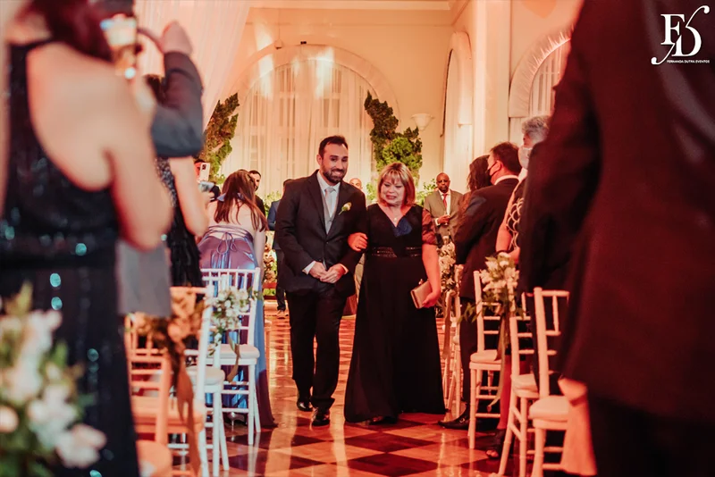 casamento com cerimônia e recepção realizados no salão imperatriz da associação leopoldina juvenil em porto alegre com decoração clássica em verde branco e prato por life eventos especiais assessoria de eventos em porto alegre