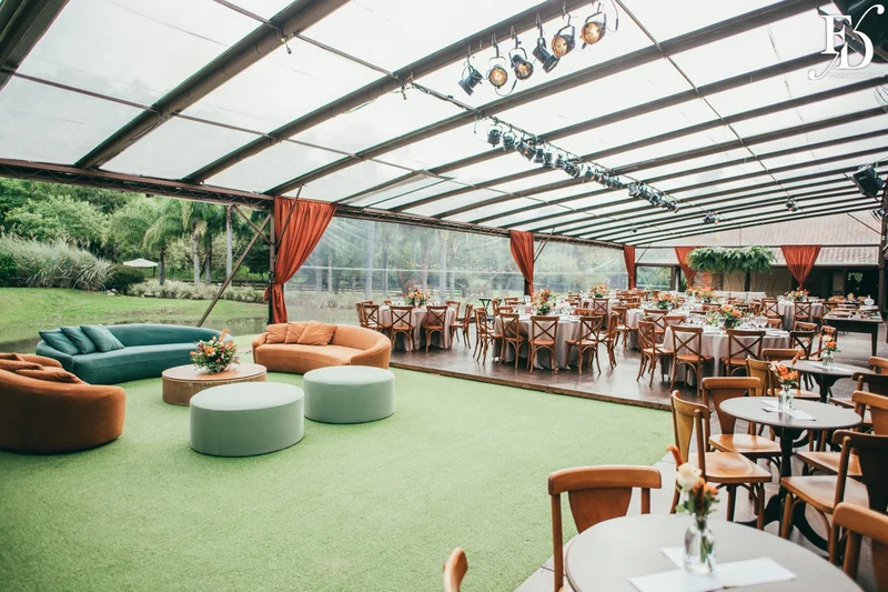 casamento realizado no alto da capela em porto alegre por life eventos especiais com cerimônia ao ar livre decoração despojada em tons terrosos e uma parede de donuts para a alegria dos convidados