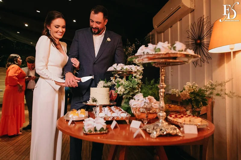casamento no le bistrot em porto alegre organizado por life eventos especiais organizado por life eventos especiais com cerimônia no local e decoração clássica elegante e sofisticada em branco verde e prata com planejamento organização e execução de life eventos especias em porto alegre