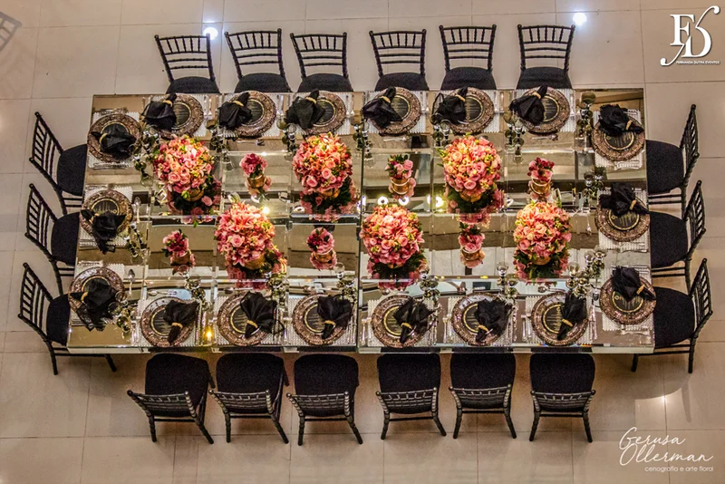 casamento com decoração luxuosa na praça dos fundadores do grêmio náutico união em porto alegre em tons de dourado preto e rosa sofisticado clássico e elegante por life eventos especiais cerimonialista em porto alegre cerimônia na igreja são pedro