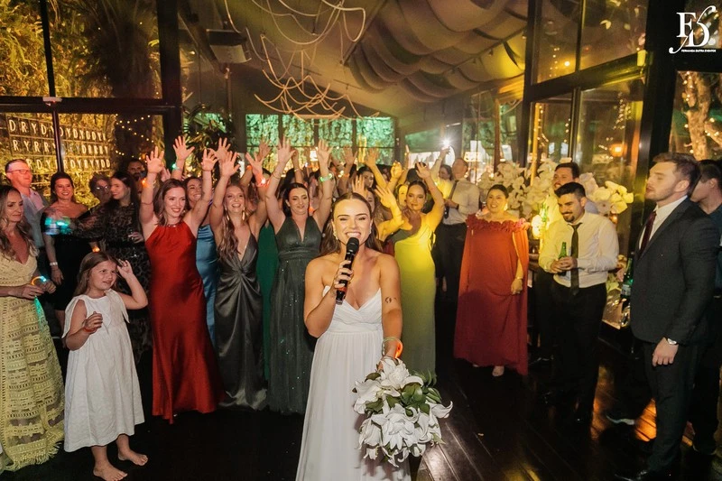 casamento no dry moments & drinks em porto alegre decoração moderna clean e sofisticada com copo de leite