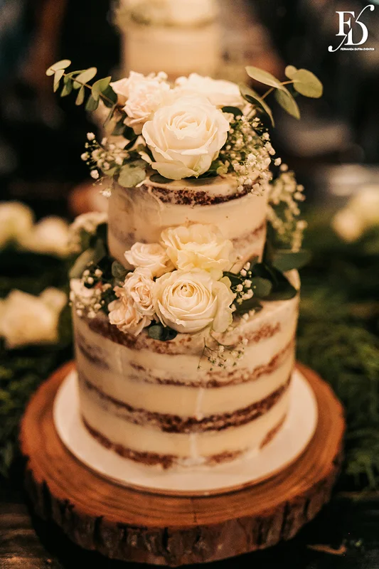 casamento mini-wedding da influencer bruna startt realizado no le bistrot gourmet em porto alegre com decoração com muitas velas flores brancas e muito verde por life eventos especiais