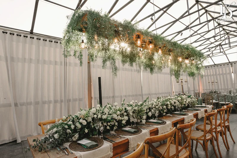 decoração casamento no espaço paraíso mesa principal com arranjo aéreo