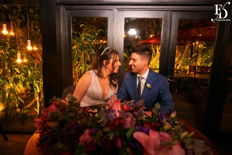 casamento realizado na igreja são pedro em porto alegre e recepção no le bistrot gourmet com decoração colorida e vibrante em rosa pink roxo e lilás