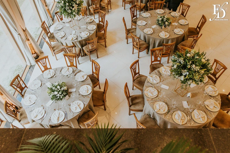 casamento destination wedding no hotel ritta hoppner em gramado com decoração clássica, elegante e botânica em tons de branco verde e fendi por life eventos especiais mesas convidados