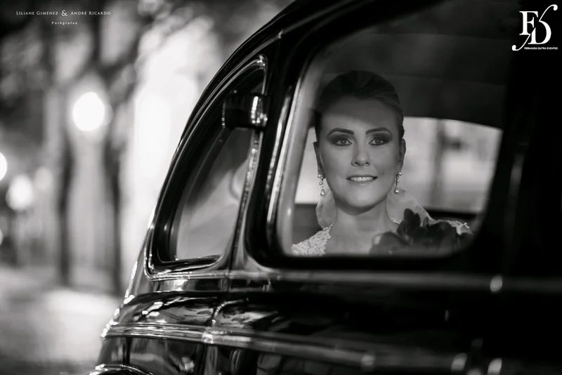 casamento com cerimônia na basílica nossa senhora das dores em porto alegre e festa e recepção no salão hannover da sogipa com decoração clássica elegante e sofisticada em dourado, branco e vermelho, com detalhe em pérolas por life eventos especiais empresa especializada na organização de casamentos em porto alegre