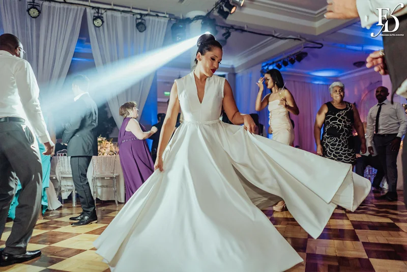 casamento com cerimônia e recepção realizados no salão imperatriz da associação leopoldina juvenil em porto alegre com decoração clássica em verde branco e prato por life eventos especiais assessoria de eventos em porto alegre