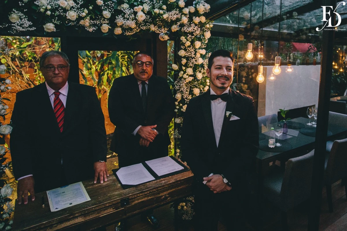 casamento com estética "old money" realizado no le bistrot gourmet em porto alegre por life eventos especiais mini-wedding casamento porto alegre