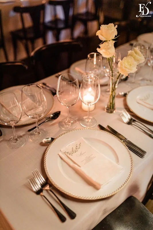 Casamento no Le Bistrot Gourmet em Porto Alegre, com decoração clássica, iluminação intimista e um projeto cheio de sofisticação com stylling europeu. Mesas com toalhas brancas, detalhes dourados, flores brancas.