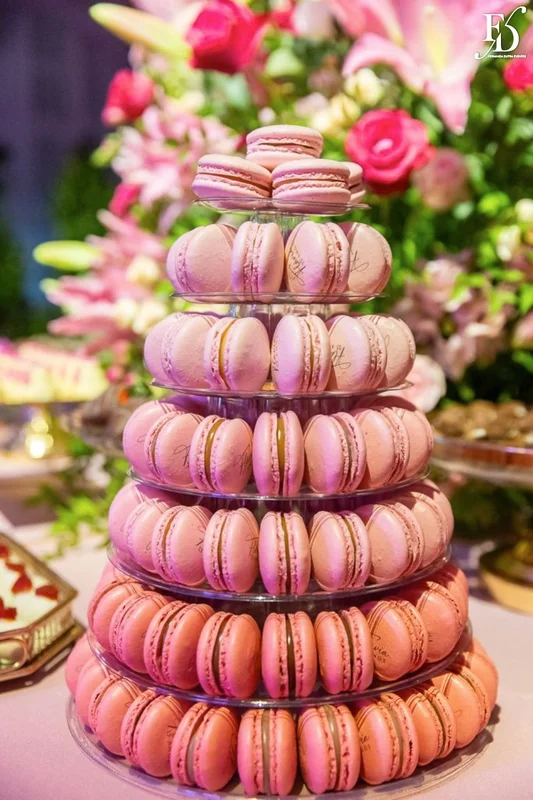 Mesa de doces com flores na festa de 15 anos de Flávia Fochesato no Salão Imperatriz