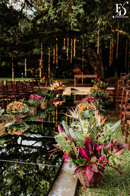 casamento judaico realizado no sítio da figueira em porto alegre com decoração exuberante botânica tropical festa linda com passarela de espelho cerimônia de casamento ao ar livre por life eventos especiais cerimonialista em porto alegre organização de casamentos cerimonia ao ar livre