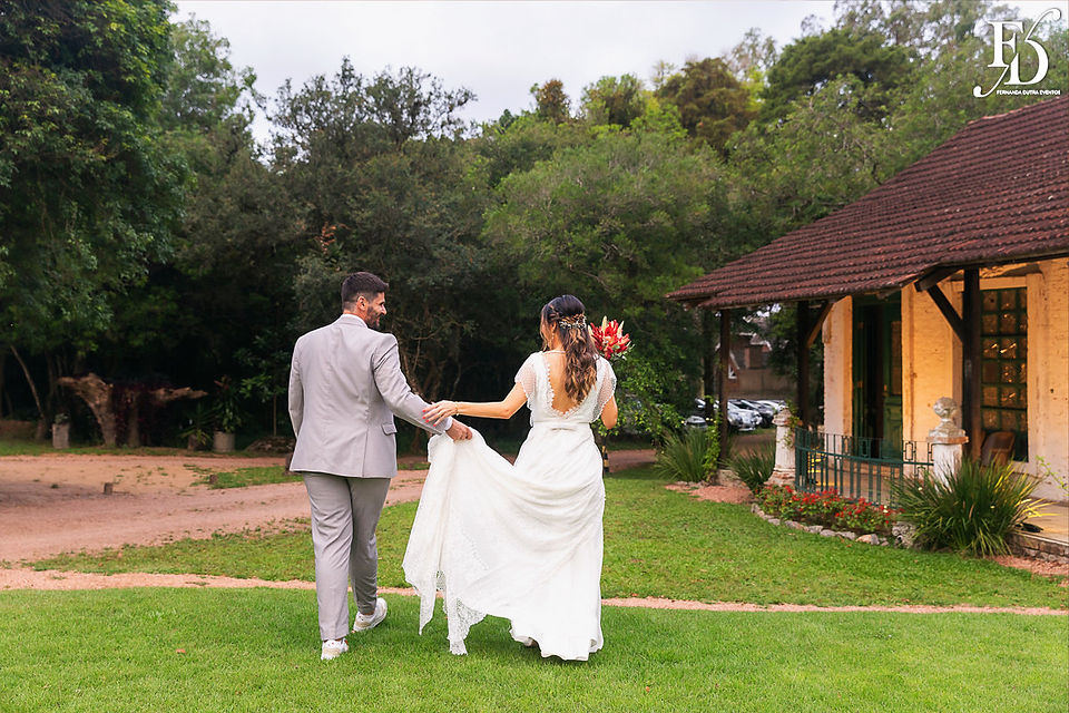 Casamento boho ao ar livre foi realizado na Casa na Chácara em Porto Alegre, com uma decoração em tons terrosos criada pela Life Eventos Especiais, uma empresa de cerimonialistas profissionais. Descubra como foi esse evento encantador, que contou com uma atmosfera aconchegante e descontraída