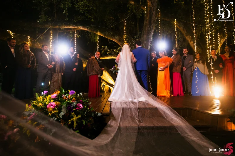 casamento realizado no sítio da figueira em porto alegre numa noite fria de inverno com decoração rústico delicada botânica organização e cerimonial de life eventos especiais cerimonialista para casamentos em porto alegre