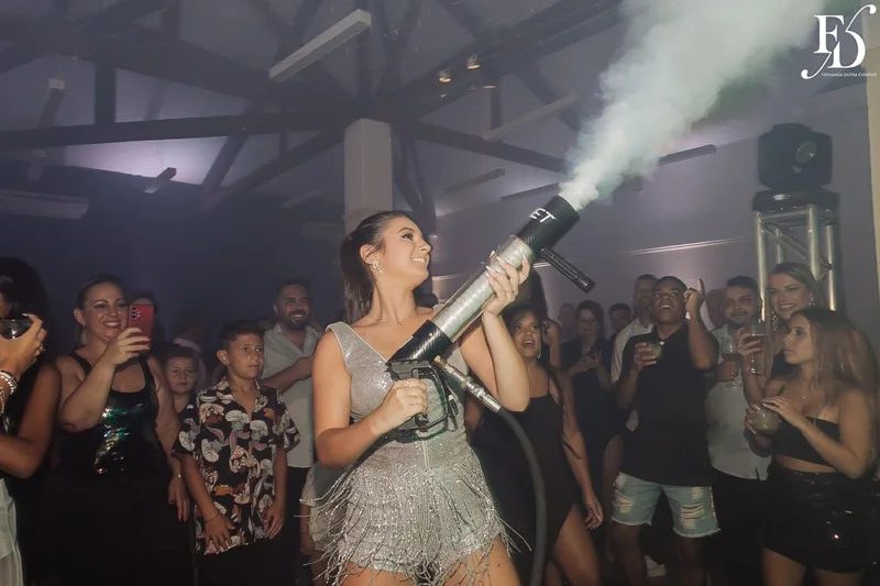 festa de 15 anos nas cores azul e branco com decoração moderna com cristais e espelhos por life eventos especiais assessoria e cerimonial de festas de 15 anos em porto alegre