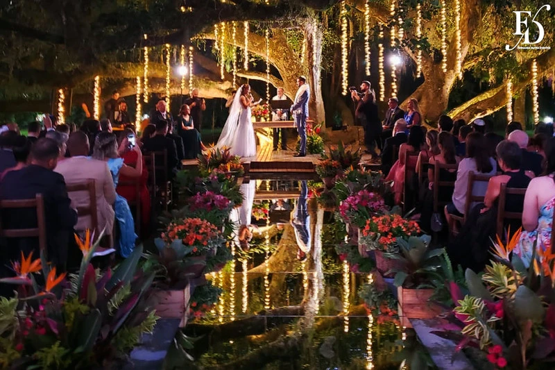 casamento judaico realizado no sítio da figueira em porto alegre com decoração exuberante botânica tropical festa linda com passarela de espelho cerimônia de casamento ao ar livre por life eventos especiais cerimonialista em porto alegre organização de casamentos cerimonia ao ar livre