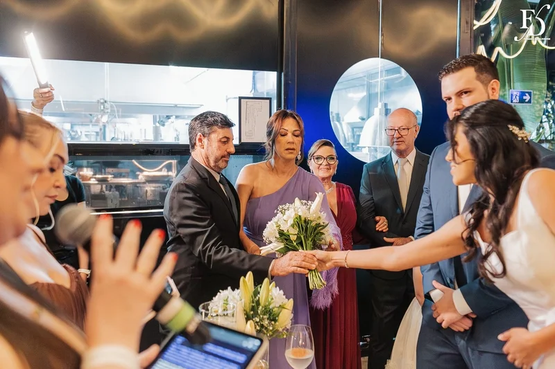 Entrada da noiva com vestido princesa acompanhada pelos pais no Dry Moments Porto Alegre