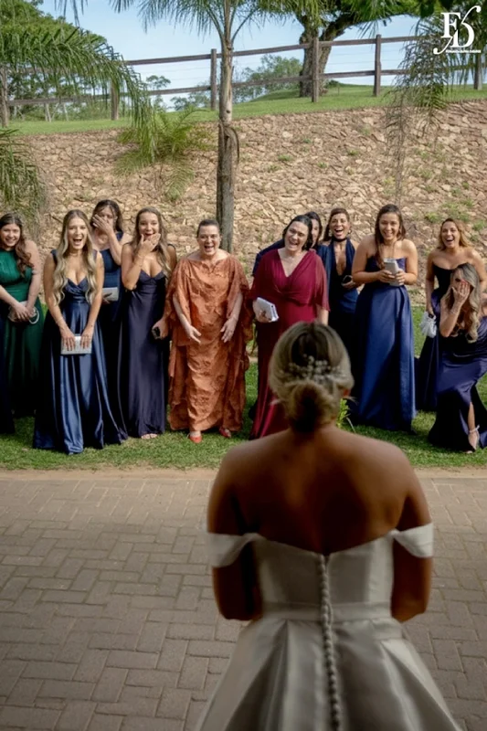 first look da noiva com as madrinhas no espaço paraíso em porto alegre