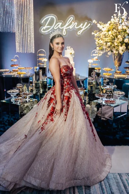 festa de 15 anos nas cores azul e branco com decoração moderna com cristais e espelhos por life eventos especiais assessoria e cerimonial de festas de 15 anos em porto alegre