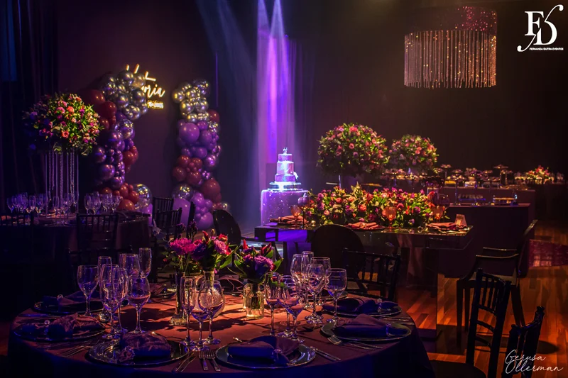 festa de aniversario de 15+2 evento adiado por 2 anos realizado na casa vetro em porto alegre com decoração moderna sofisticada luxuosa em tons de lilás e prata por life eventos especiais cerimonialista para festas de 15 anos em porto alegre