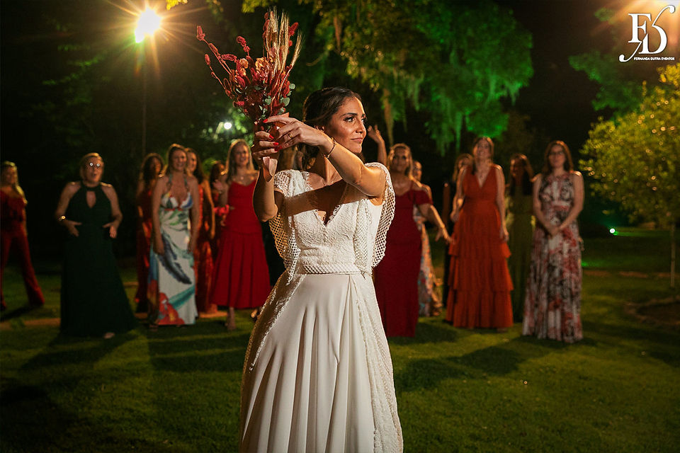Casamento boho ao ar livre foi realizado na Casa na Chácara em Porto Alegre, com uma decoração em tons terrosos criada pela Life Eventos Especiais, uma empresa de cerimonialistas profissionais. Descubra como foi esse evento encantador, que contou com uma atmosfera aconchegante e descontraída