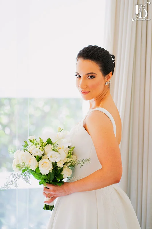 casamento com cerimônia realizada às 15h na Basílica Nossa Senhora das Dores em Porto Alegre e recepção no Alto da Capela. Coquetel na área externa embalado com jazz e por-do-sol, jantar formal, decoração exuberante e linda, em estilo botânico e muitas cores, luxuoso e lindo, por Life Eventos Especiais