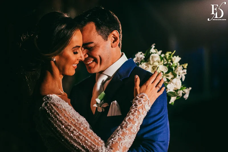 casamento na igreja nossa senhora do mont'serrat em porto alegre e festa de casamento na casa vetro em porto alegre com decoração sofisticada e luxuosa estilo clássico em dourado branco e amarelo por life eventos especiais cerimonialista de casamento em porto alegre