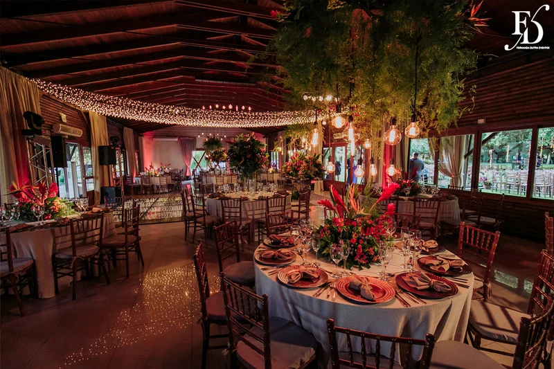 casamento judaico realizado no sítio da figueira em porto alegre com decoração exuberante botânica tropical festa linda com passarela de espelho cerimônia de casamento ao ar livre por life eventos especiais cerimonialista em porto alegre organização de casamentos