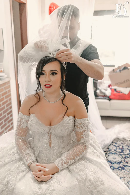 making of da noiva colocando o vestido
