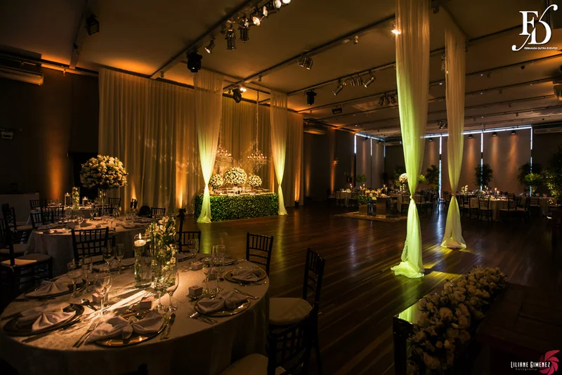 casamento destination wedding com cerimônia e festa na casa vetro em porto alegre com a cerimônia realizada na parte interna da casa com decoração clean elegante e clássica em branco e verde por life eventos especiais destination wedding em porto alegre cerimonialista em porto alegre
