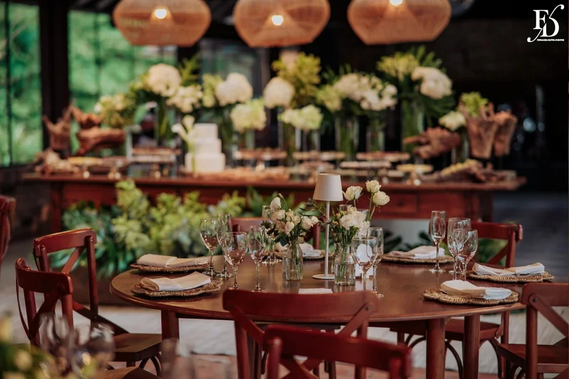 casamento no alto da capela em porto alegre com decoração elegante sofisticada delicada em verde e branco por life eventos especiais mesa convidados sem toalha