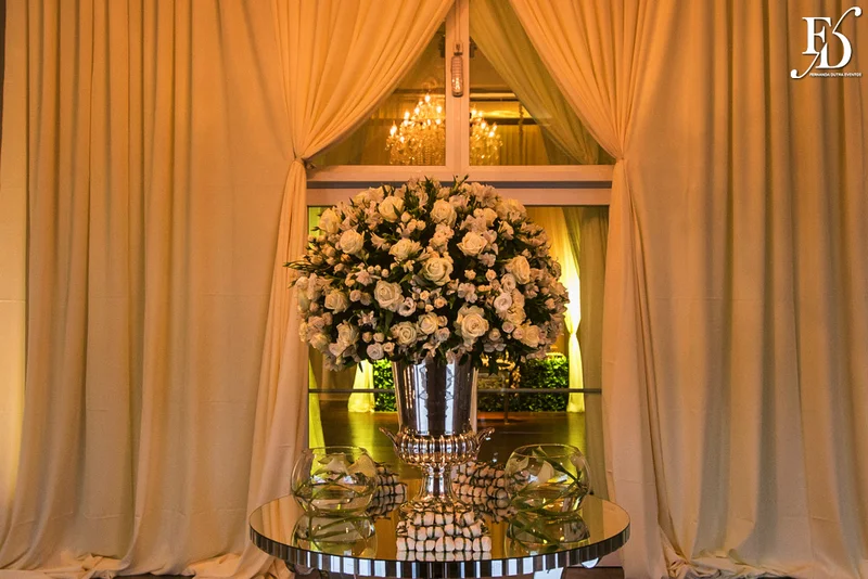 casamento destination wedding com cerimônia e festa na casa vetro em porto alegre com a cerimônia realizada na parte interna da casa com decoração clean elegante e clássica em branco e verde por life eventos especiais destination wedding em porto alegre cerimonialista em porto alegre
