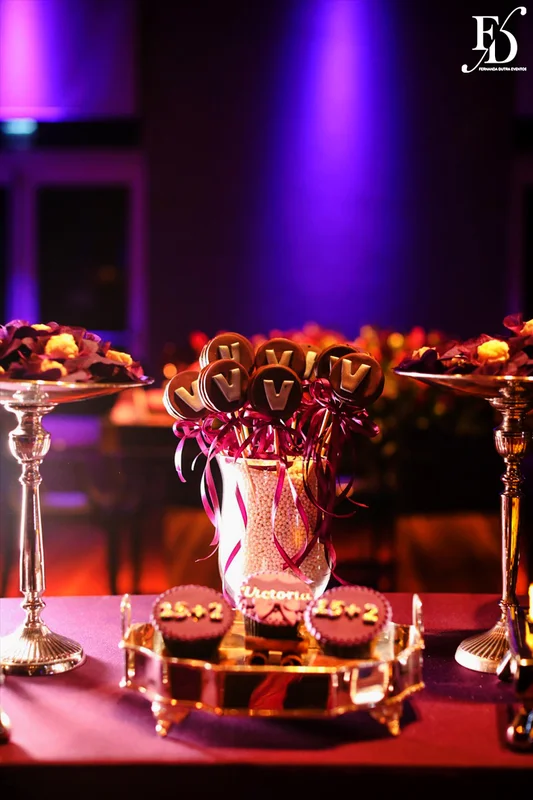 festa de aniversario de 15+2 evento adiado por 2 anos realizado na casa vetro em porto alegre com decoração moderna sofisticada luxuosa em tons de lilás e prata por life eventos especiais cerimonialista para festas de 15 anos em porto alegre