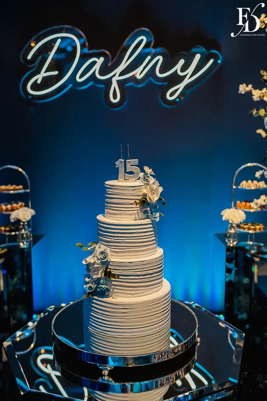 festa de 15 anos nas cores azul e branco com decoração moderna com cristais e espelhos por life eventos especiais assessoria e cerimonial de festas de 15 anos em porto alegre