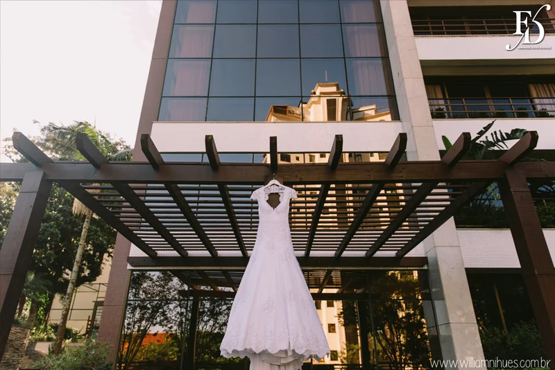 casamento luxuoso no clube veleiros do sul em porto alegre com decoração em dourado fechamento do teto em voil e espelhos venezianos cerimônia na igreja santa teresinha e santíssimo sacramento na redenção com organização e cerimonial de fernanda dutra da life eventos especiais organizadora de eventos em porto alegre